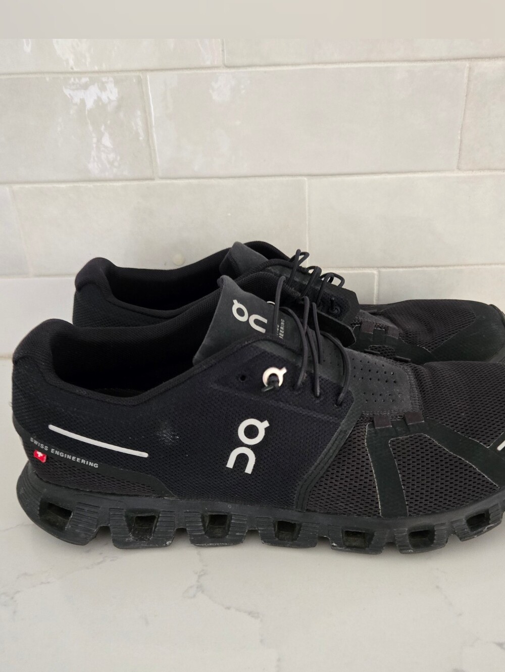 On Running Women's Black Cloud 5 Athletic Shoes Cushioned Size 10